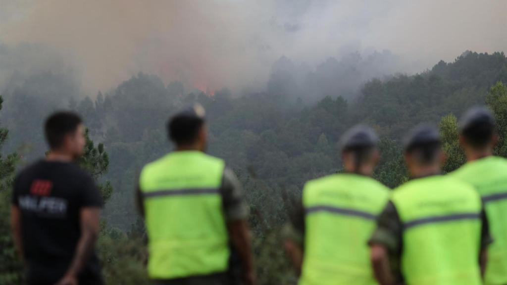 Varias personas tratan de extinguir el fuego en Lornís, a 18 de septiembre de 2025, en Pantón, Lugo, Galicia (España).