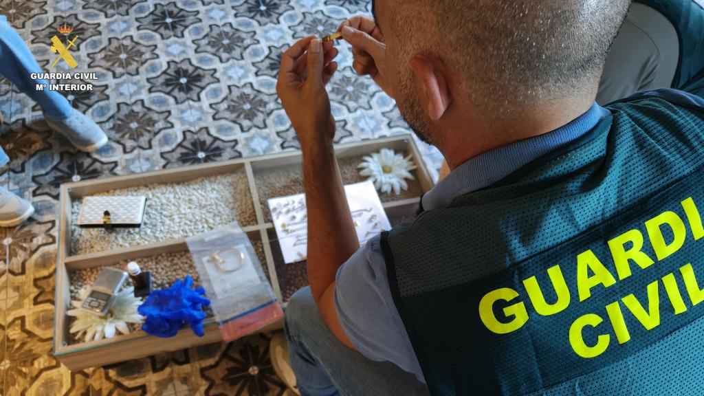 La Guardia Civil requisando el material intervenido a los ladrones