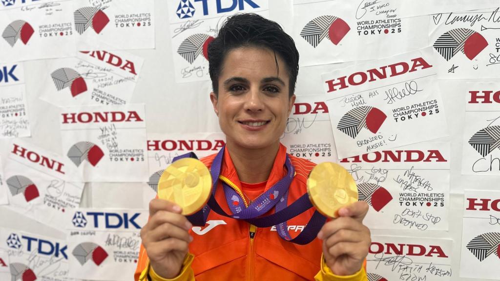 María Pérez, con sus dos medallas de oro en el Mundial de Tokio 2025
