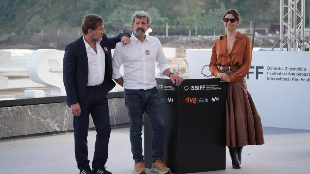 Antonio de la Torre, Alberto Rodríguez y Bárbara Lennie, en San Sebastián. Foto: Unanue / Europa Press