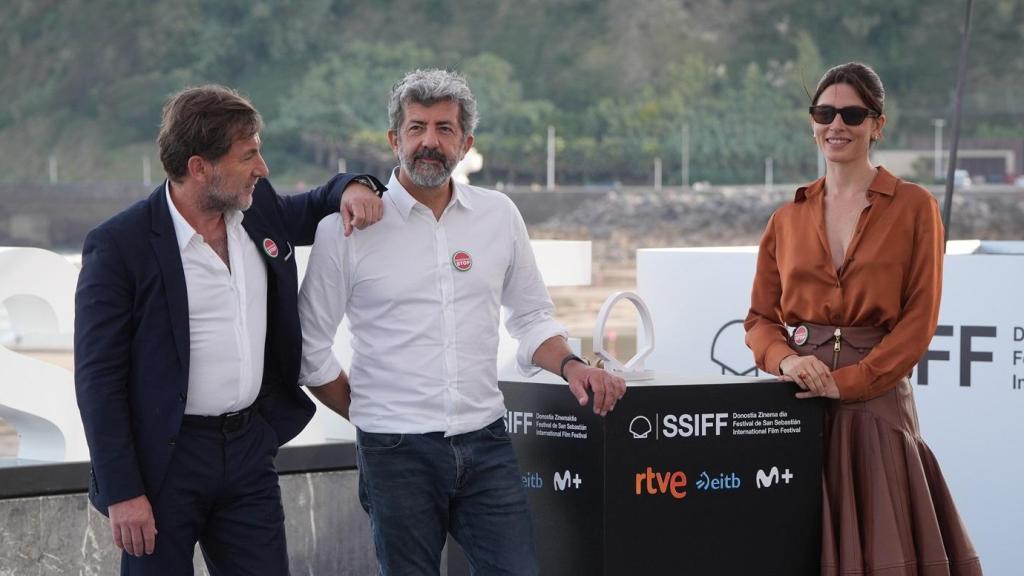 Antonio de la Torre, Alberto Rodríguez y Bárbara Lennie, en San Sebastián. Foto: Unanue / Europa Press