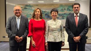 La alcaldesa de Zaragoza con autoridades de Weihai , en China
