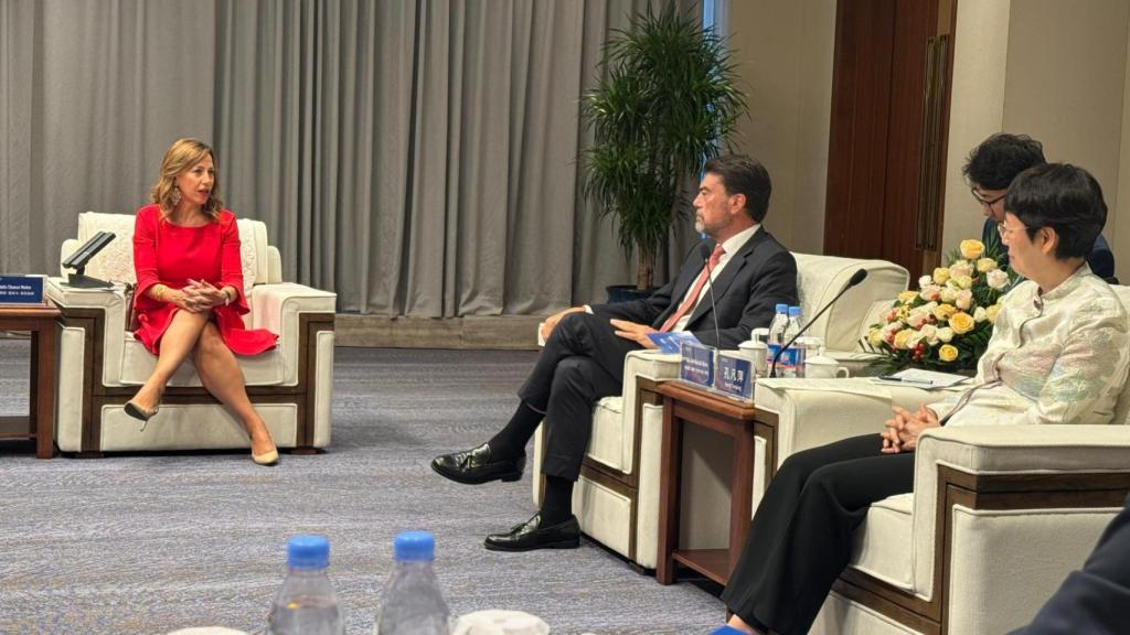 Reunión de Natalia Chueca con autoridades de Weihai en China