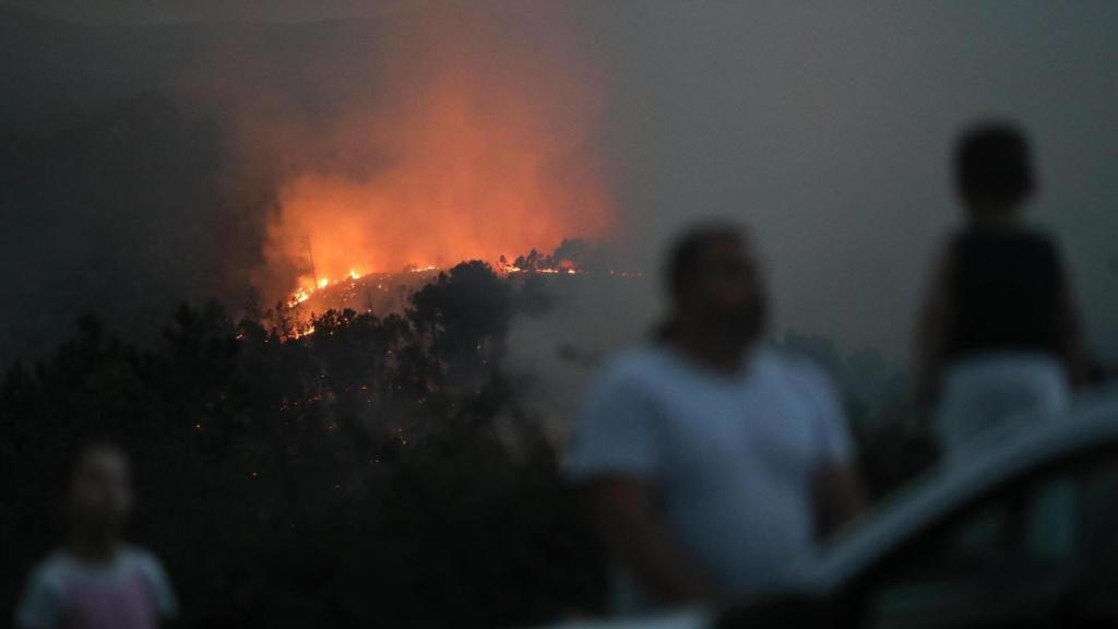 Varias personas tratan de extinguir el fuego en Lornís, a 18 de septiembre de 2025, en Pantón, Lugo, Galicia (España).