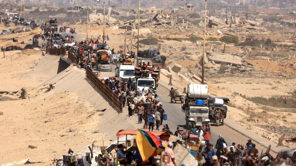 Palestinos desplazados, que huyen del norte de Gaza por a una operación militar israelí.