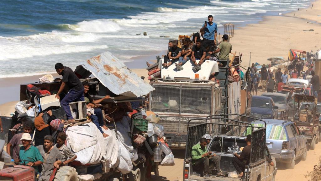 Palestinos desplazados hacia el sur de Gaza.