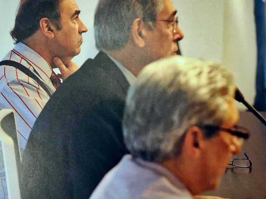 Pedro J. Ramírez, junto a Antonio Fernández Galiano y Casimiro García Abadillo, compareciendo ante la plantilla de Unidad Editorial.