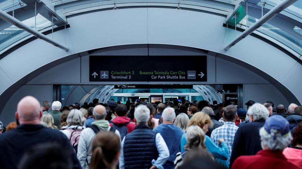 Cientos de personas en la terminal 2 del aeropuerto de Dublín