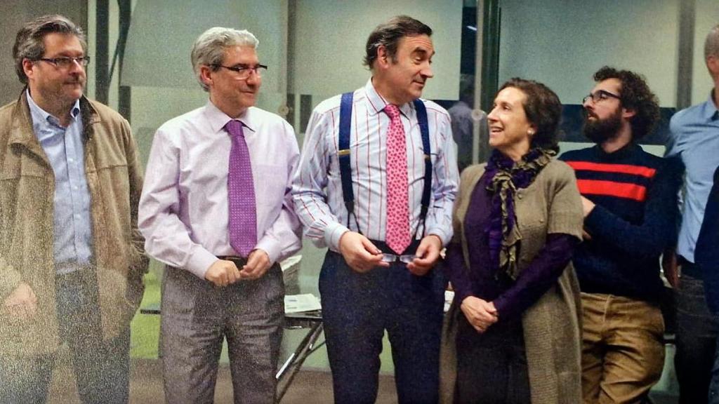 De izquierda a derecha: Fernando Lázaro, Casimiro García Abadillo, Pedro J. Ramírez, Victoria Prego y Joaquín Manso.