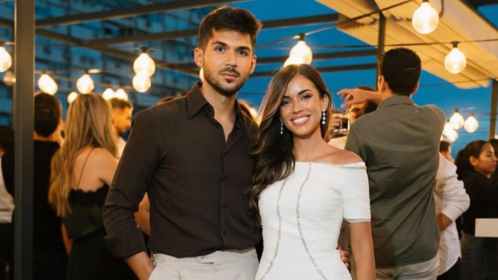 Rocío Camacho, con un diseño de Victoria Collection, con Guillermo Aylón en su preboda.