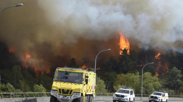 Varios servicios de emergencia trabajan en la extinción del fuego, en las proximidades de O Bolo, a 19 de septiembre de 2025, Ourense, Galicia (España).