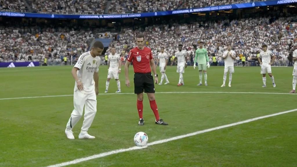 Abderrahim hace el saque de honor en el Real Madrid - Espanyol.