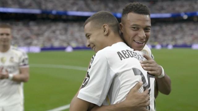 Abderrahim, el encargado de hacer el saque de honor en el Real Madrid - Espanyol.