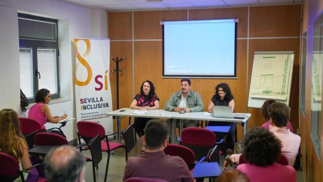 Mesa municipal en el Ayuntamiento de Sevilla para combatir la soledad no deseada.
