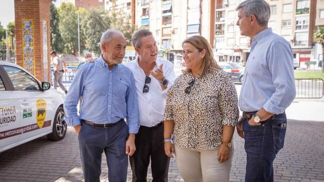 Emiliano García-Page y Álvaro Gutiérrez con los exalcaldes de Talavera de la Reina, Francisco Rivas y Tita García Élez.