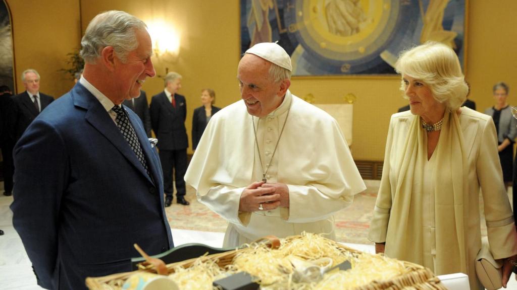 El rey Carlos III junto a la reina Camila en una visita la Papa Francisco años antes de su fallecimiento.