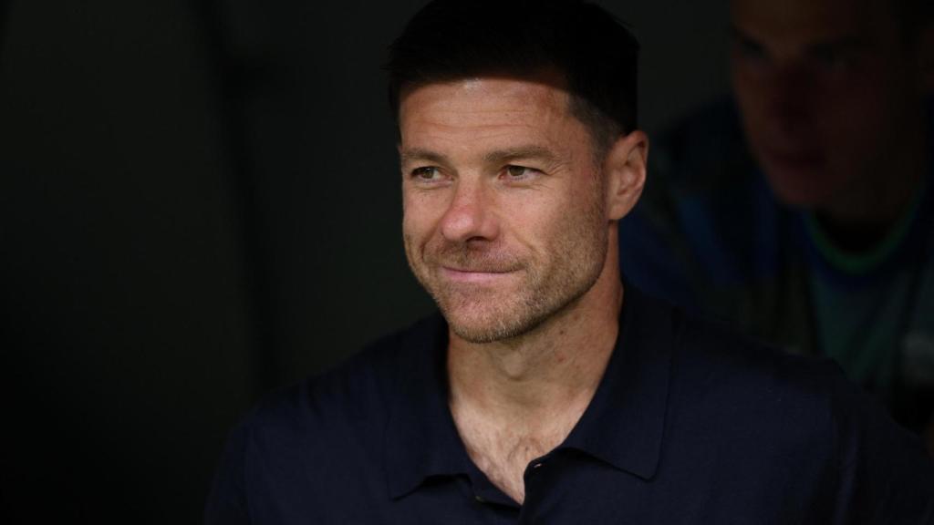 Xabi Alonso, sonriente en el banquillo del Real Madrid