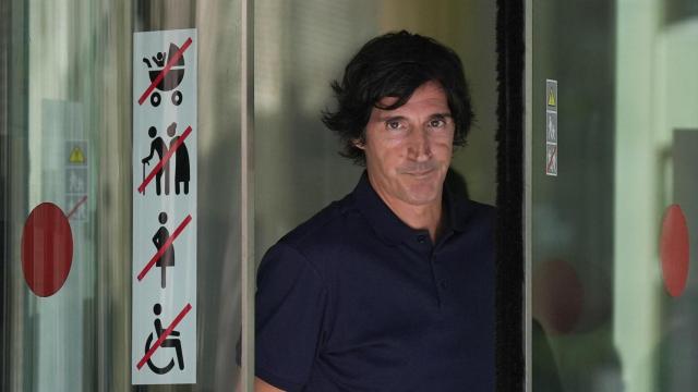 Javier Enríquez Romero, hijo de Negreira, saliendo de los juzgados de Barcelona tras su declaración.