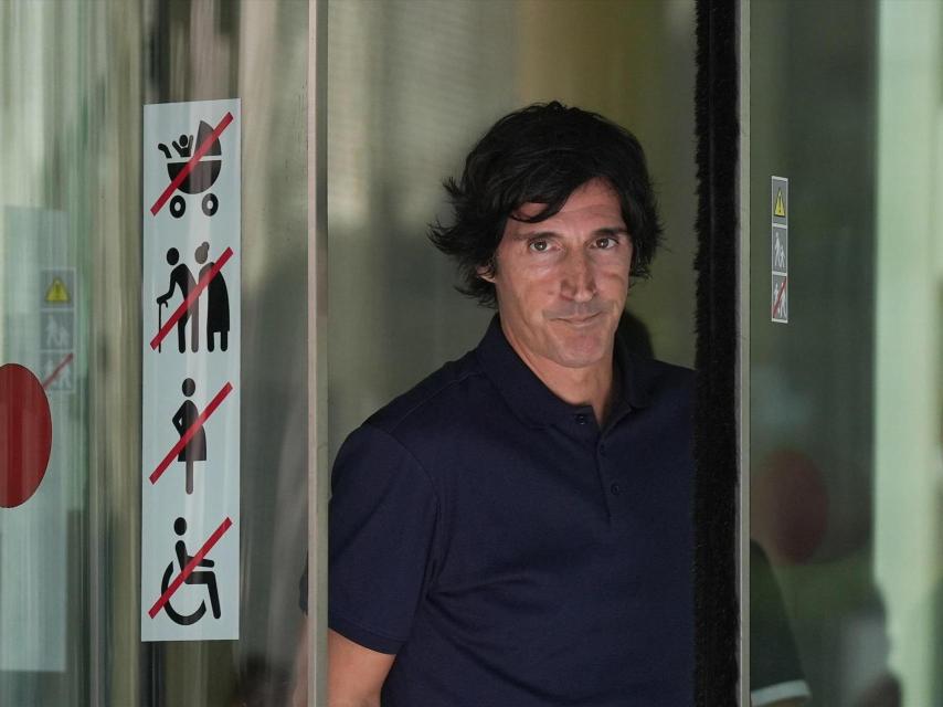 Javier Enríquez Romero, hijo de Negreira, saliendo de los juzgados de Barcelona tras su declaración.