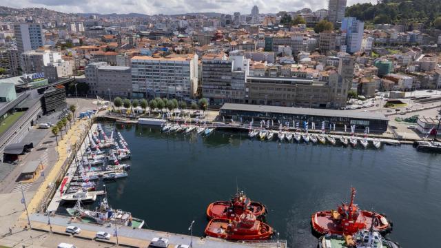 La flota amarrada en el puerto, a vista de dron.