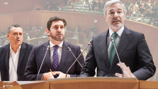 Fernando Sabés, Alejandro Nolasco y Jorge Azcón, con las Cortes de Aragón de fondo.