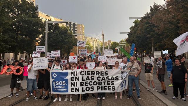 Cabecera de la manifestación por el cierre de siete Zonas Jóvenes en Zaragoza
