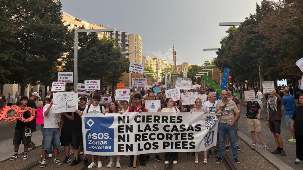 Cabecera de la manifestación por el cierre de siete Zonas Jóvenes en Zaragoza