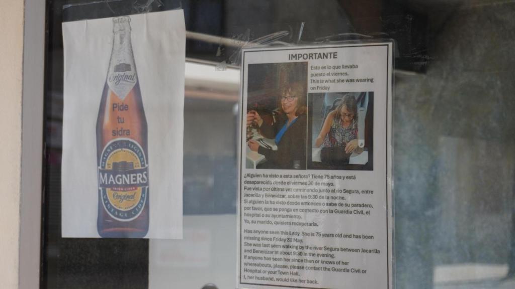 Un cartel con información sobre la desaparecida en Jacarilla.