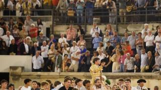 Aarón Palacio a hombros tras cortar tres toros el día de su alternativa en plaza de Nimes, en Francia