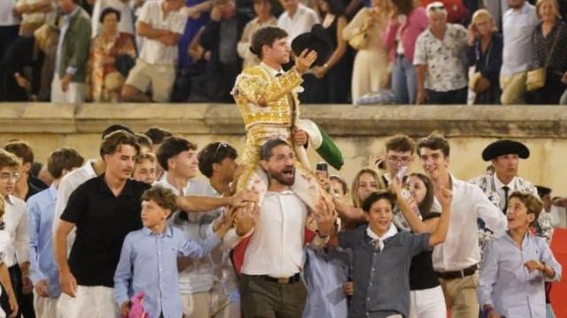 Aarón Palacio a hombros tras cortar tres orejas el día de su alternativa en plaza de Nimes, en Francia