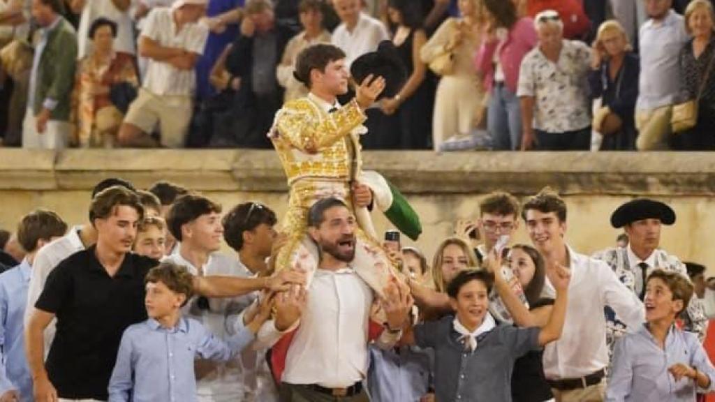 Aarón Palacio a hombros tras cortar tres orejas el día de su alternativa en plaza de Nimes, en Francia