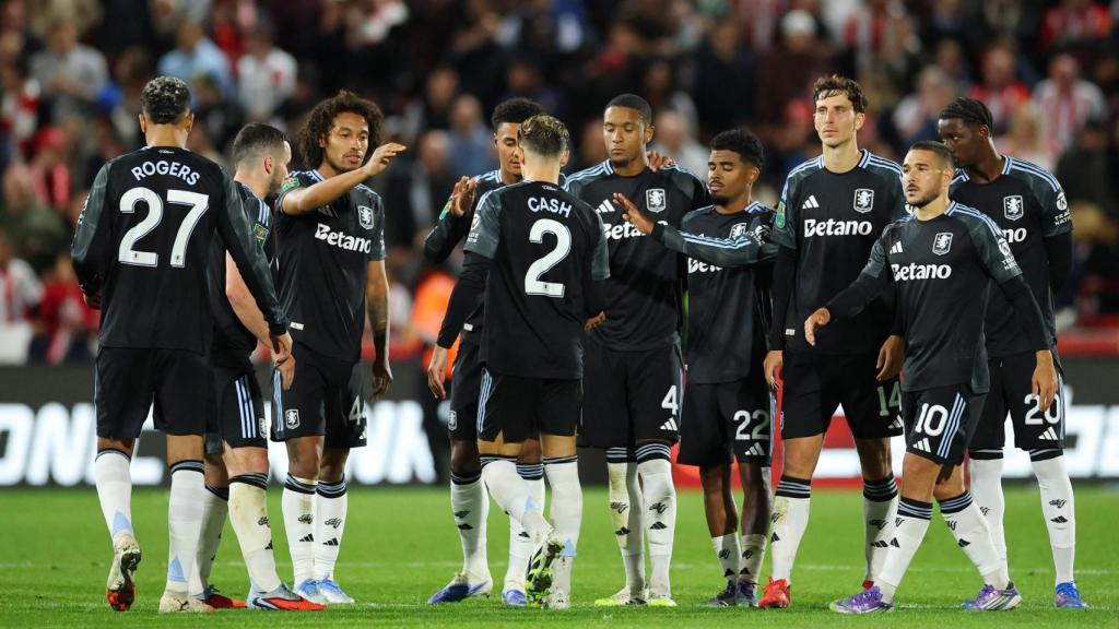 Los jugadores del Aston Villa animan a Cash tras fallar un penalti ante el Brentford.