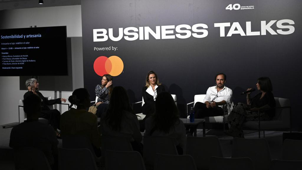 De izquierda a derecha, Pepa Bueno, directora de ACME; María Alfonso, fundadora de Paris64; Carmen de Terán, directora digital de Mulberry; Paul de Oteyza, cofundador de Oteyza; y Charo Izquierdo, directora de ENCLAVE ODS y consejera editorial de Magas.