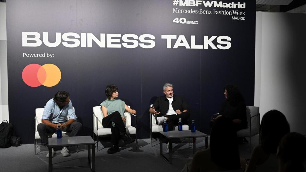 De izquierda a derecha, Javier Goyeneche, CEO de Ecoalf; la diseñadora Raquel Buj; el director de RE-VISTE, Juan Ramón Meléndez; y la moderadora, Gema Gómez.