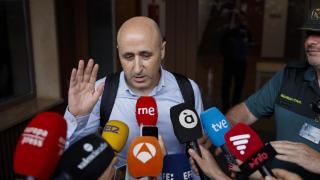 Miguel Polo, frente al Juzgado de Catarroja. Efe / Ana Escobar
