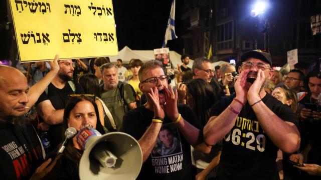 Manifestantes piden la liberación de los rehenes retenidos por Hamás.