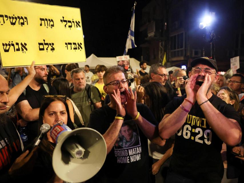 Manifestantes piden la liberación de los rehenes retenido por Hamás.