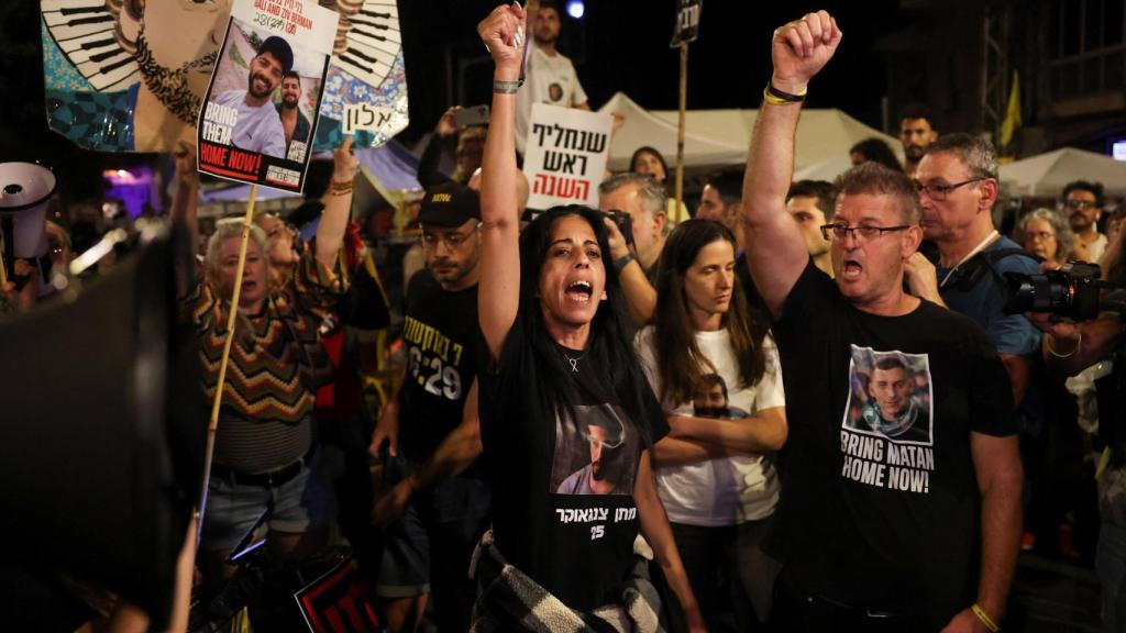 Manifestantes claman a Netanyahu el cese de la incursión en Gaza.