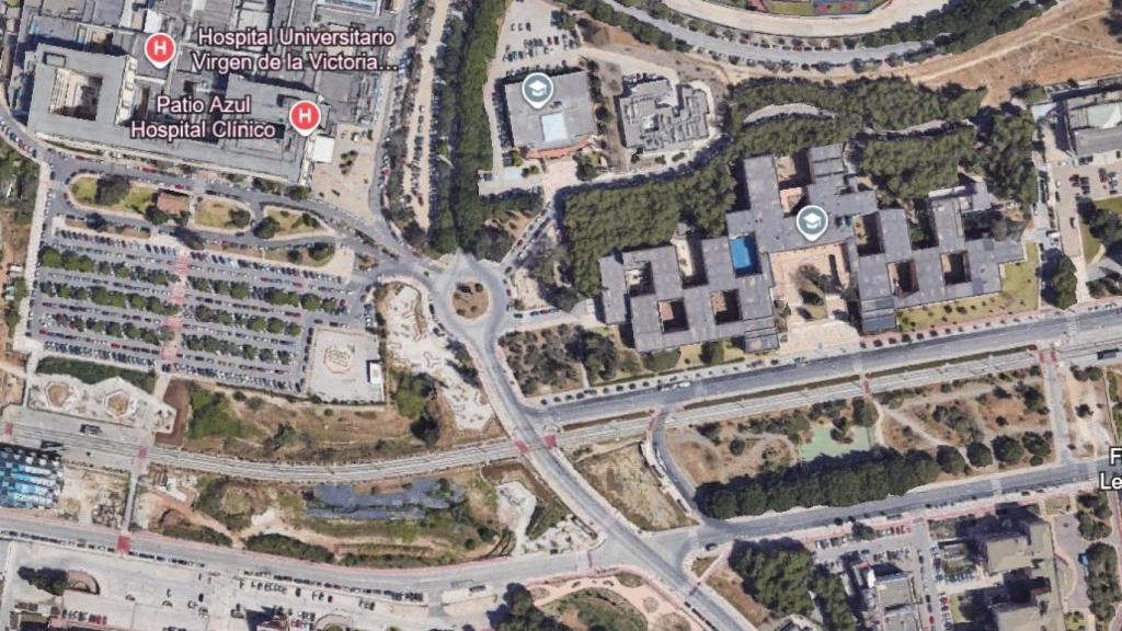 Vista de los cruces de la calle Jiménez Fraud con el bulevar Louis Pasteur, junto al Hospital Clínico de Málaga.