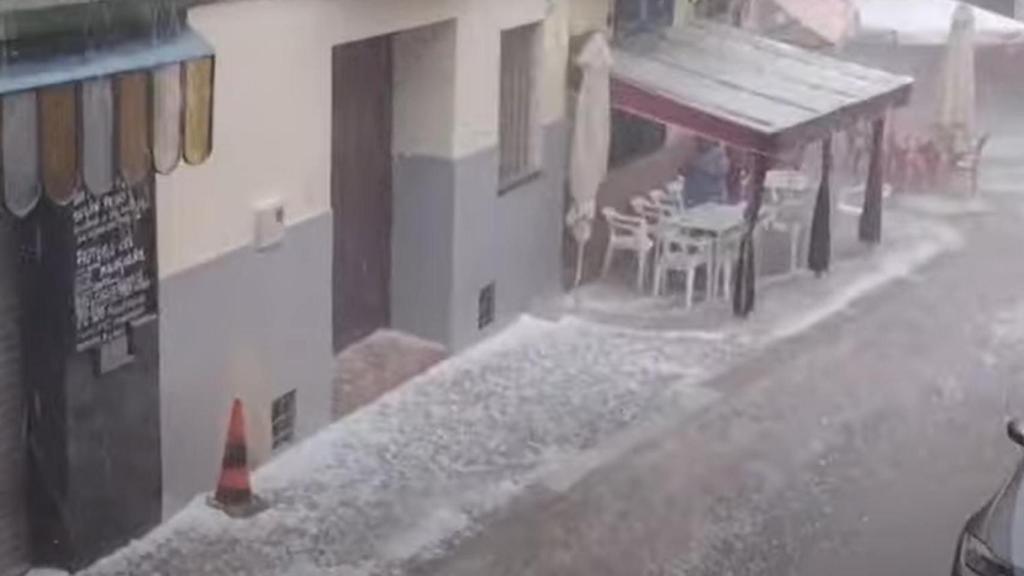 Las calles de Más de las Matas anegadas por el granizo