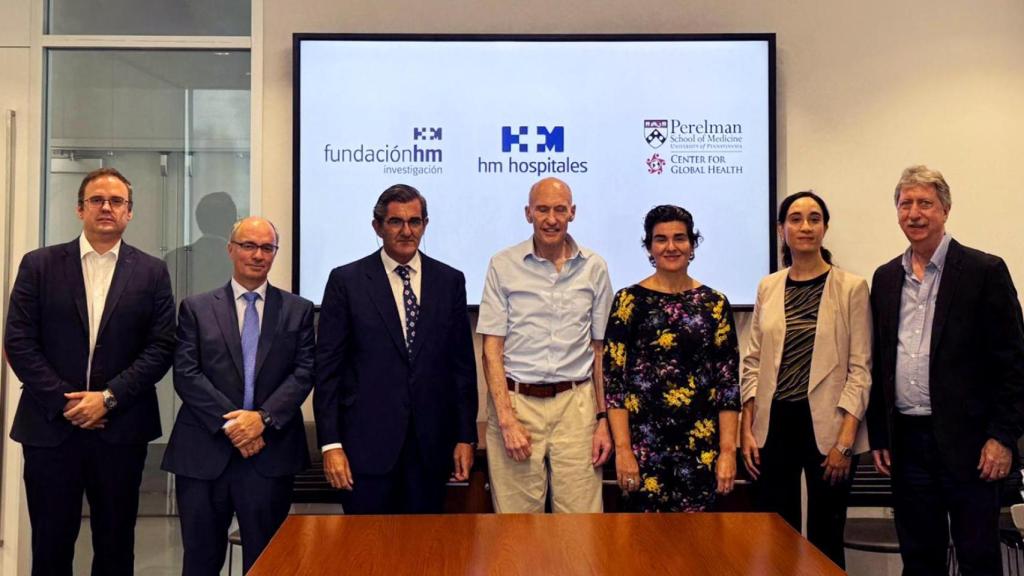 Representantes de HM Hospitales y la Universidad de Pensilvania , durante la firma.