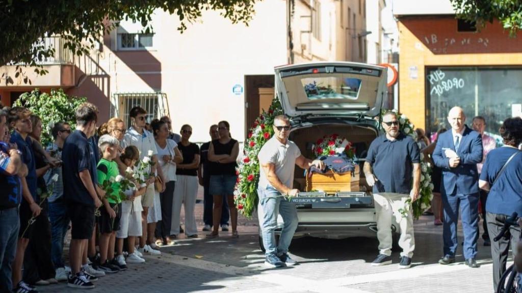 Antonio (1i) y Raúl (1d), el sábado 13 de septiembre, sacando el ataúd de su padre, Antonio Morales Ayala, para enterrarlo en Murcia.