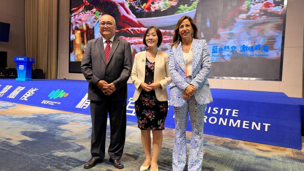 La alcaldesa de Zaragoza junto a autoridades chinas