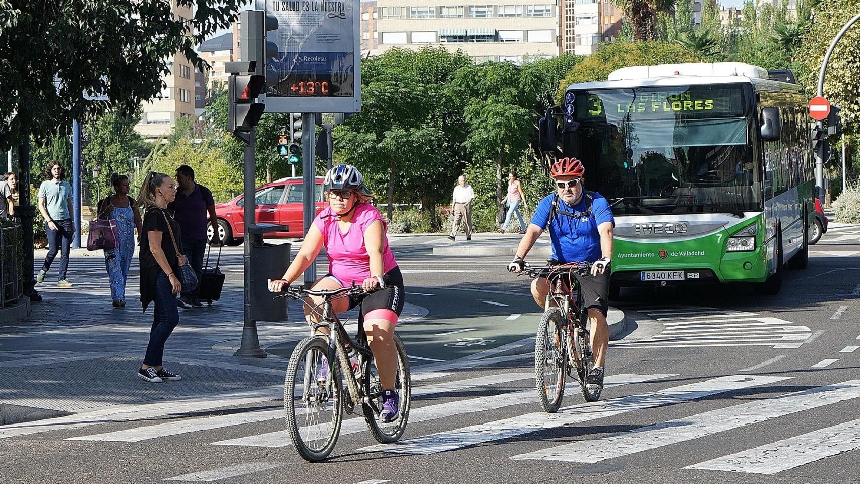 Dos ciclistas y un autobús en Valladolid