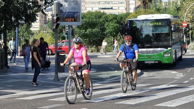 Dos ciclistas y un autobús en Valladolid