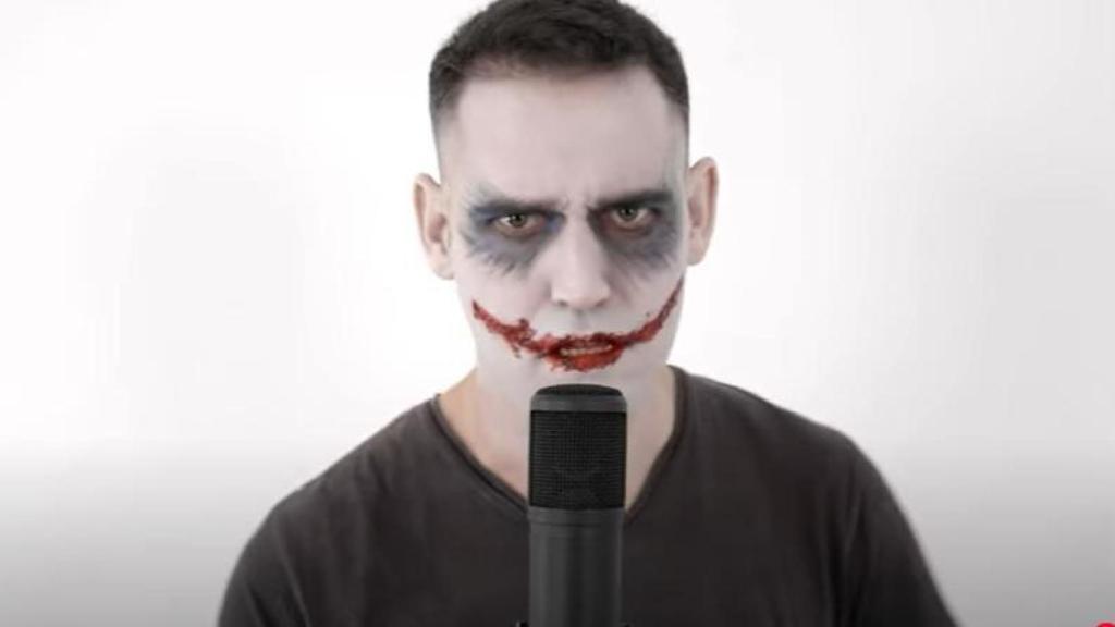 Miquel Roldán, el profesor condenado, cantando 'Inocente de mí', caracterizado como el Joker.