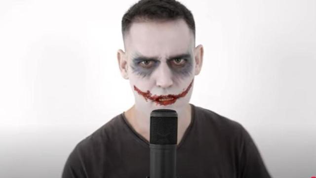 Miquel Roldán, el profesor condenado, cantando 'Inocente de mí', caracterizado como el Joker.
