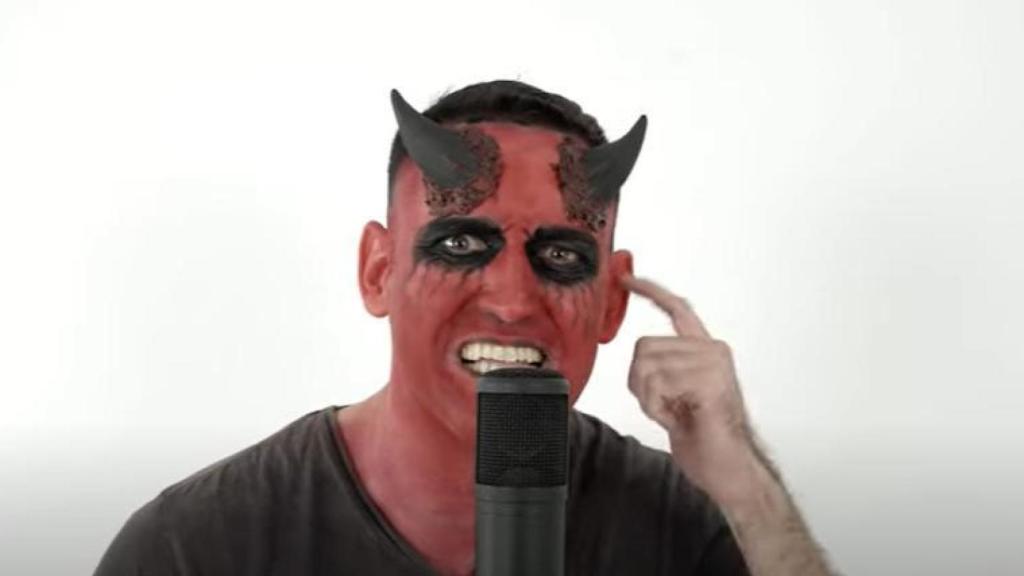Clip de la canción 'Inocente de mí' de Miquel Roldán, caracterizado como un demonio.