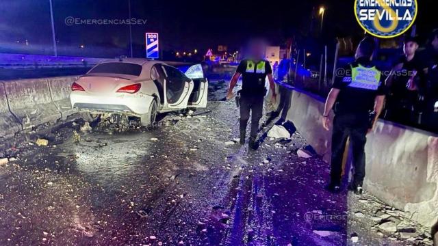 Accidente ocurrido en la A-92 sentido Torreblanca tras salirse el coche de la vía.