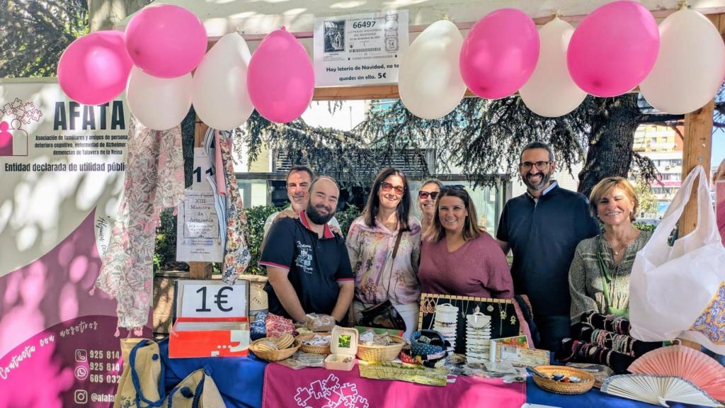 Sergio Gutiérrez y Tita García han visitado el puesto de la Asociación de Alzheimer.
